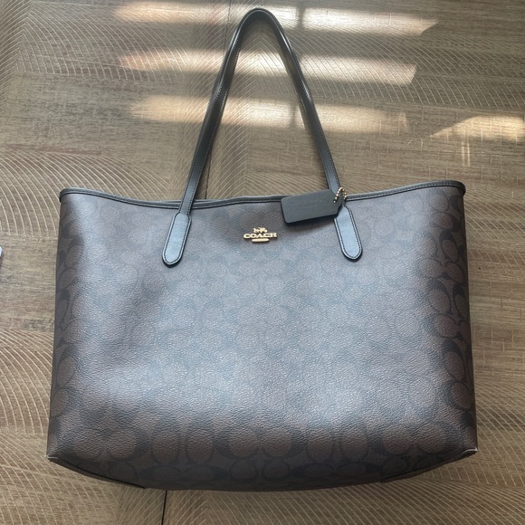 Like New Coach City Tote Bag in Signature Canvas - Picture 4 of 7